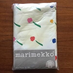 VINTAGE MARIMEKKO VINYL SNOW FLOWER PATTERN VINYL TABLECLOTH.